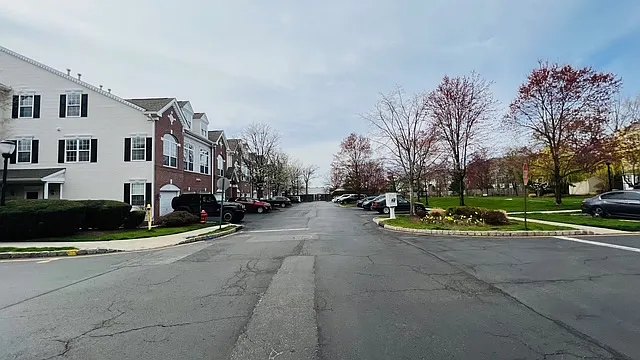 802 Firethorn Dr — Photo 2