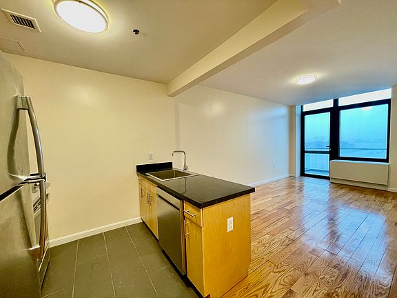 3rd image of 34-46 Vernon Blvd #West303