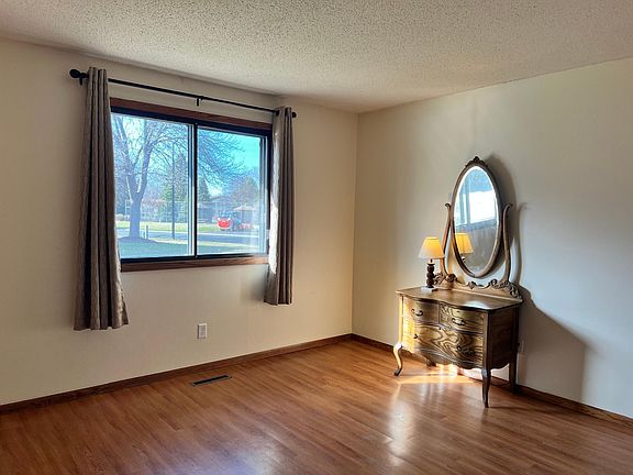 5th image of 552 Donegal Cir