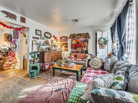 5th image of 903 Dakota St