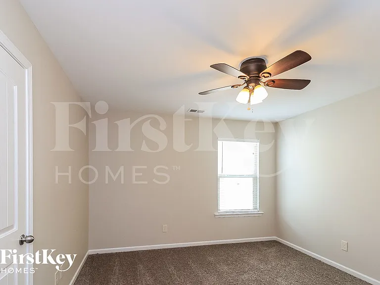 703 Barberry Dr — Photo 10