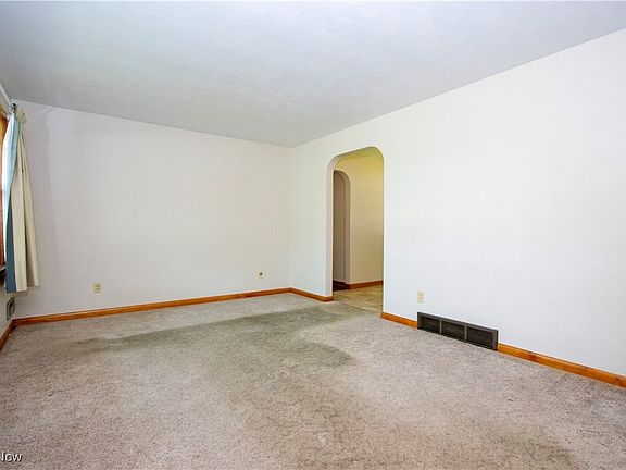 4th image of 229 Smucker St
