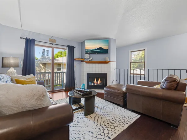 1042 E Travelers Trl, Burnsville, MN 55337