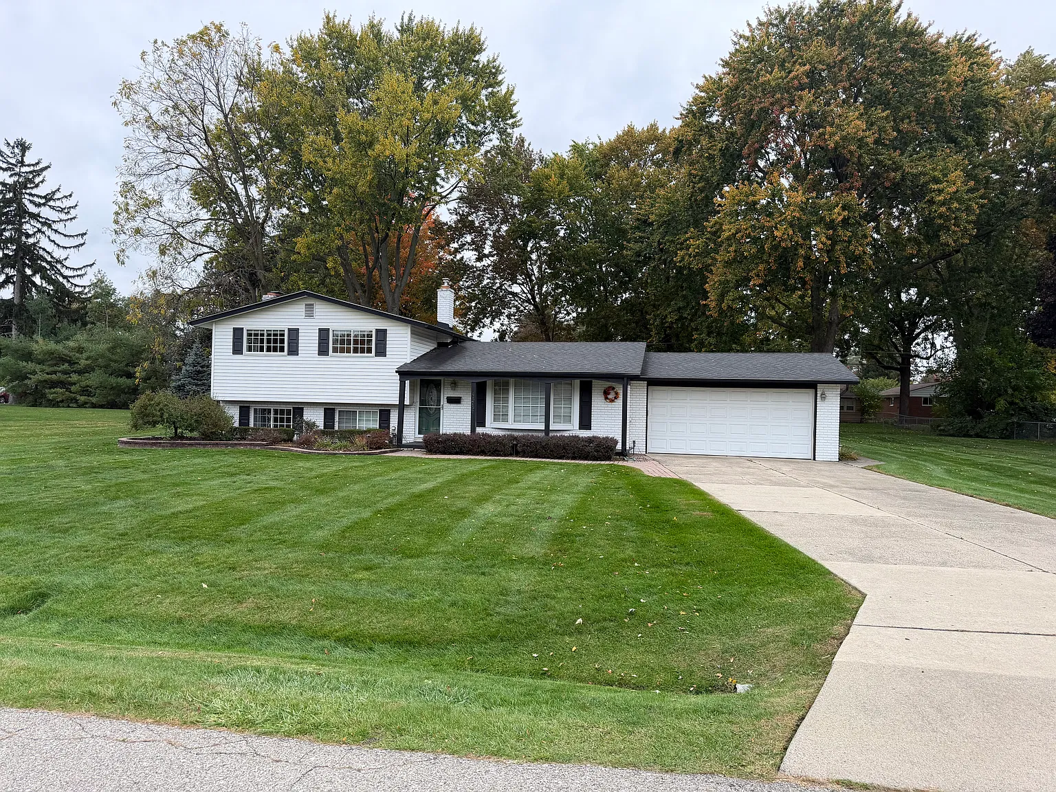 3 bed, 1.5 bath, 1700 sqft, $2,400 — Photo 1
