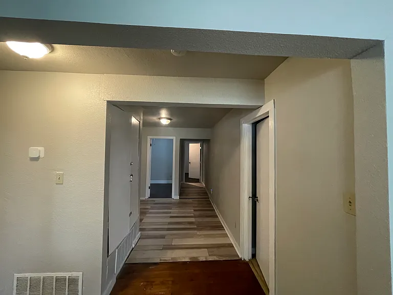 E Hutchins Pl — Photo 12