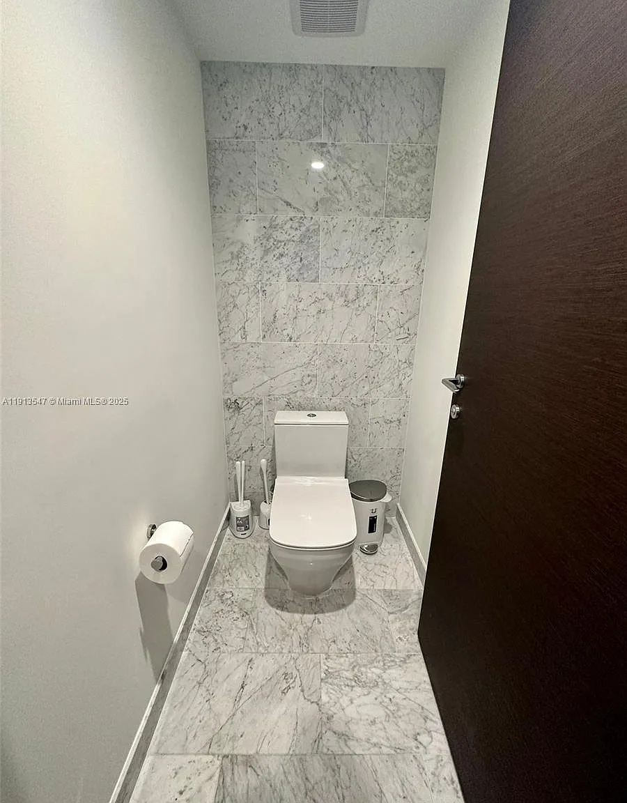 2 bed, 1107 sqft, $6,200 — Photo 2