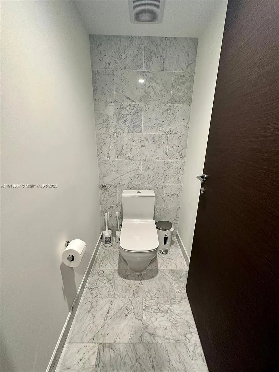 Building Photo - 1000 Brickell Plz #3807