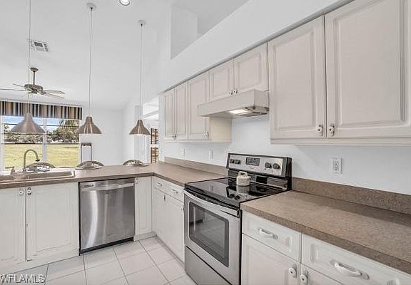 4th image of 810 Charlemagne BLVD