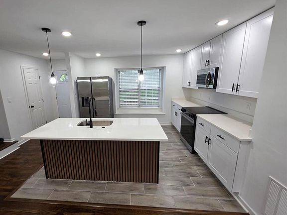 4th image of 23 Grotto Ct