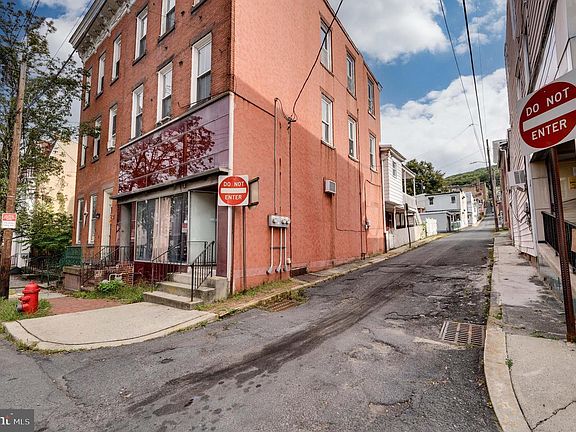 4th image of 621 W Market St