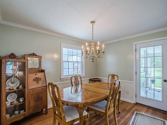 4th image of 637 Stewart Ln