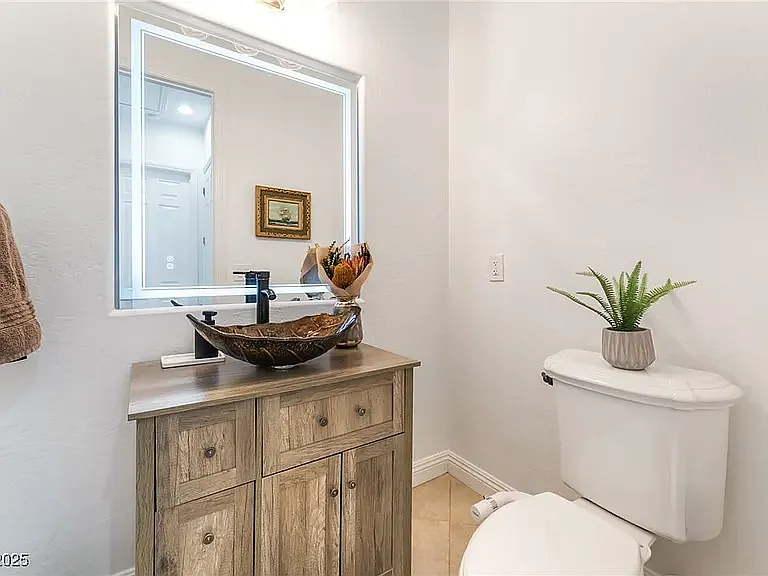 1/2 bathroom of the living room.