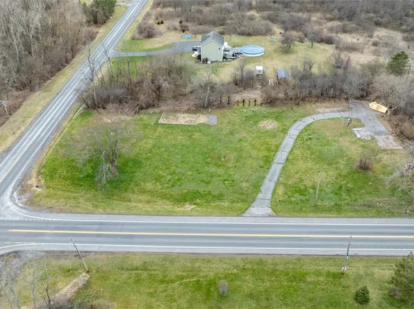 366 County Road 28 Rd, Farmington, NY 14425