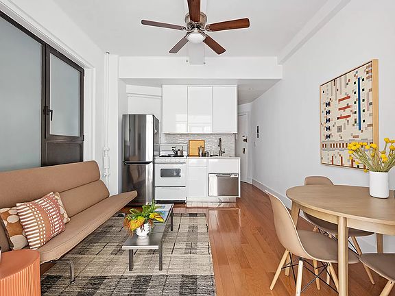 2nd image of 118 W 72nd St APT 604