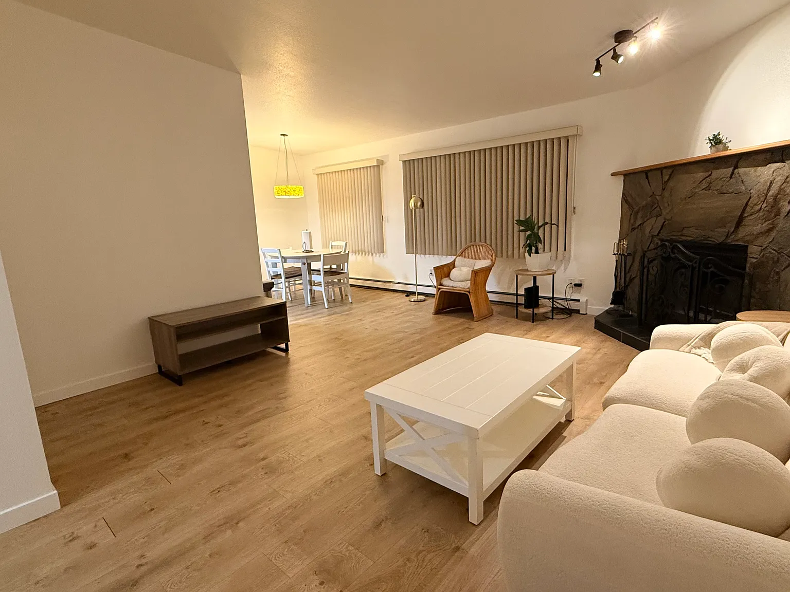 2 bed, 906 sqft, $2,300 — Photo 1