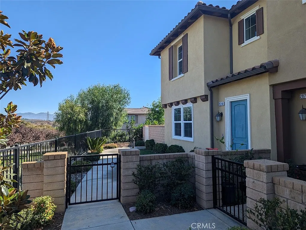 3 bed, 2.5 bath, 1840 sqft, $4,000 — Photo 1