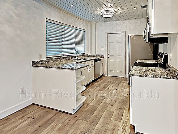 5th image of 1912 E Chelsea St