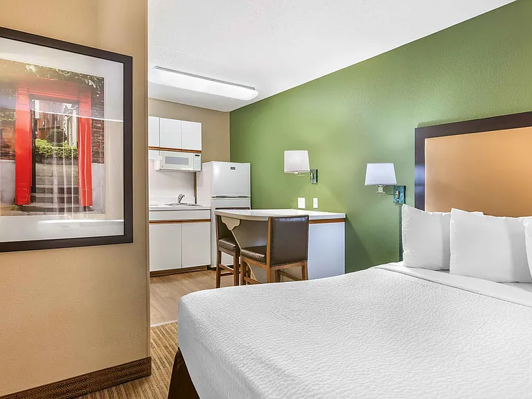 Deluxe Studio - 1 King Bed