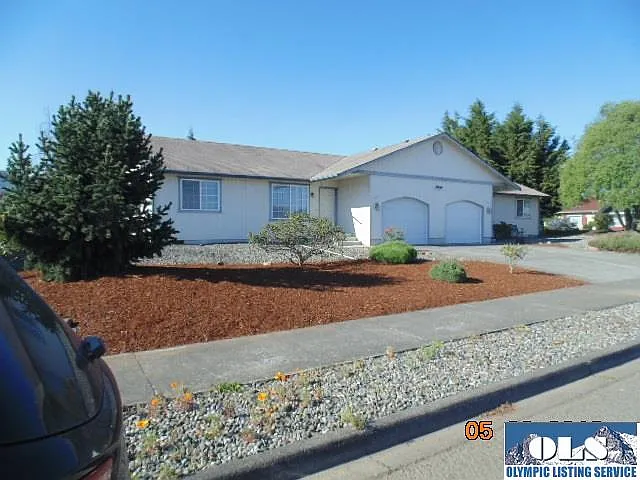 697 W Fir St photo 1