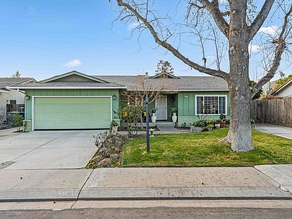 2nd image of 3913 Peacock Ln