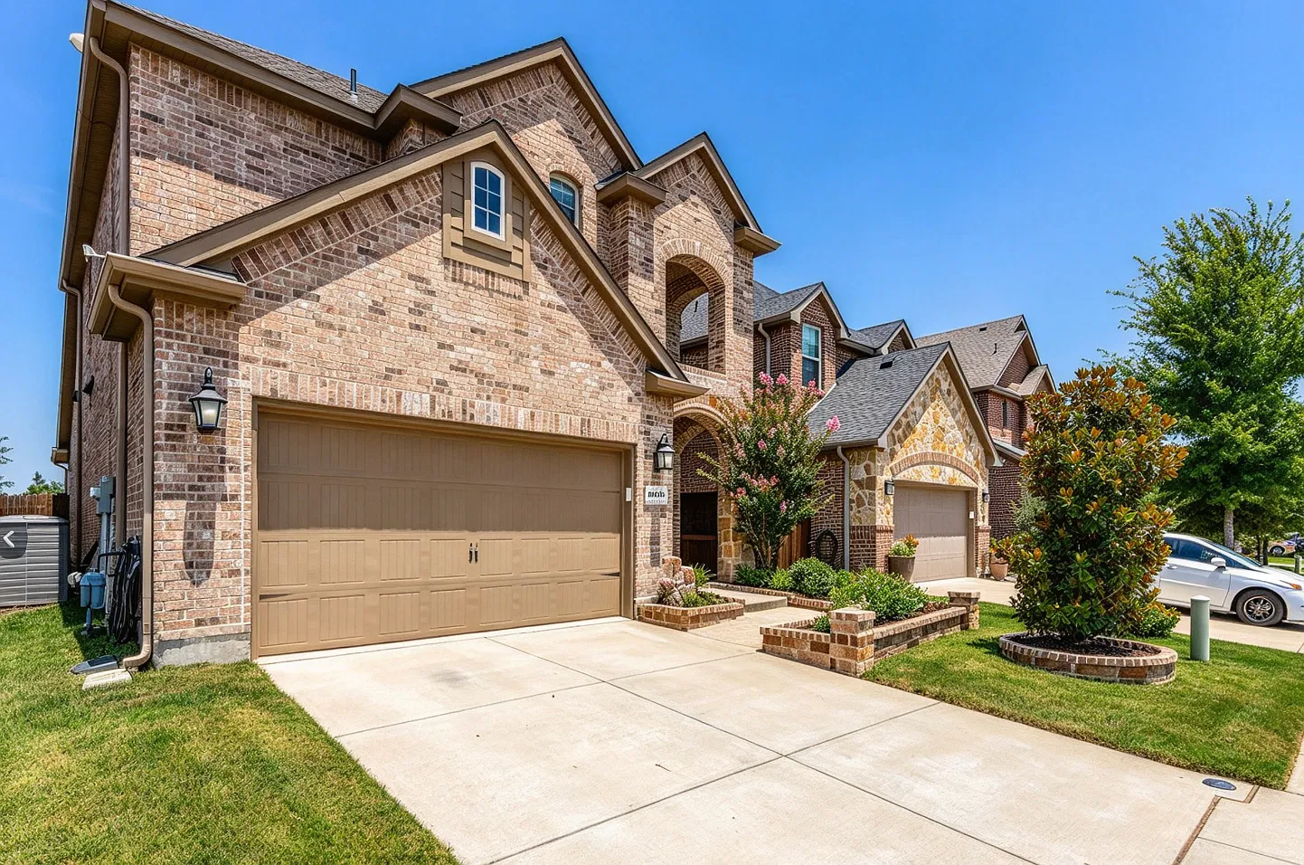 3 bed, 2.5 bath, 2292 sqft, $2,449 — Photo 2