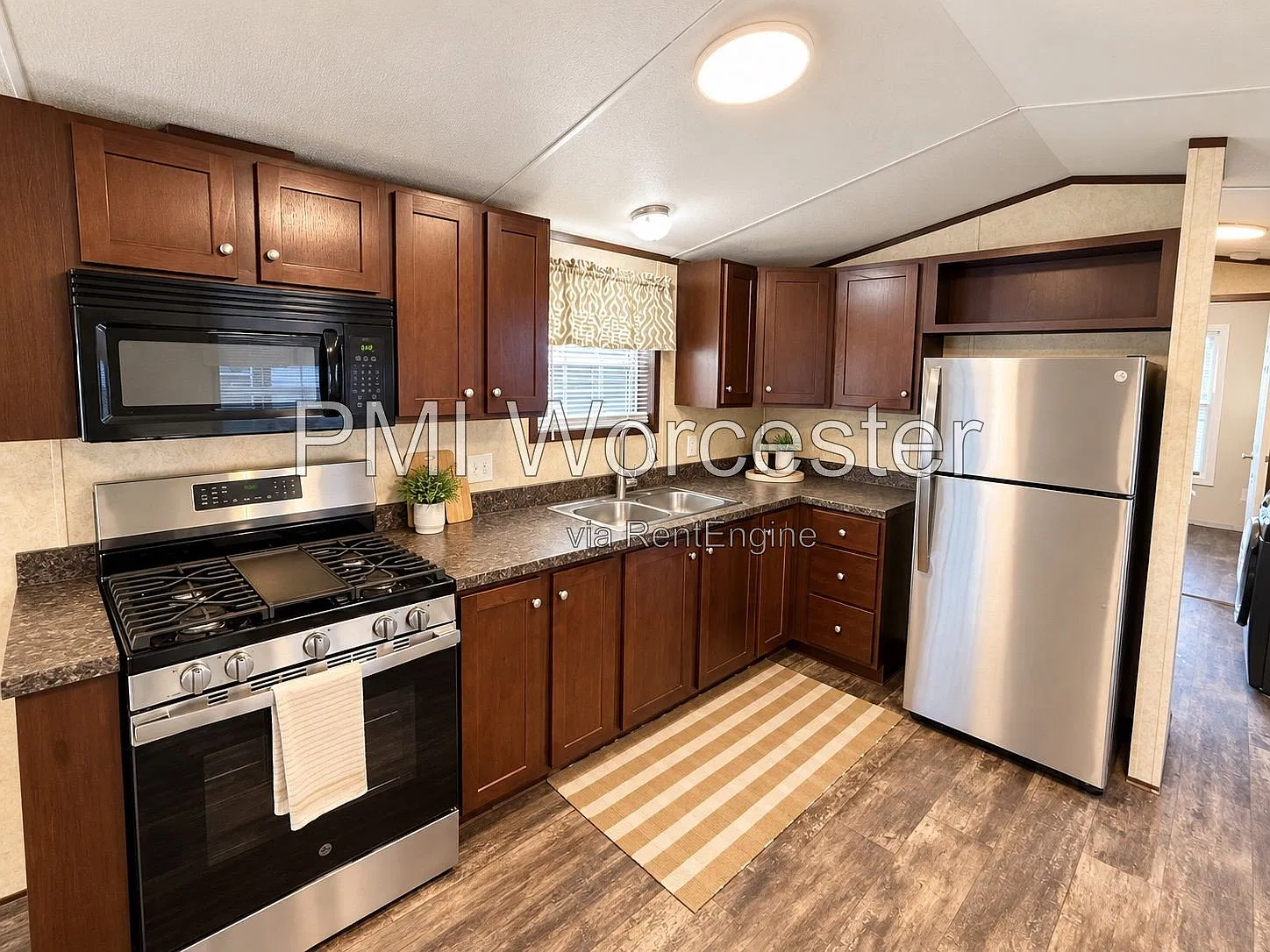 2 bed, 1.0 bath, $2,190 — Photo 4