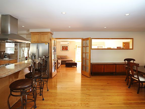 5th image of 924 Amherst Dr