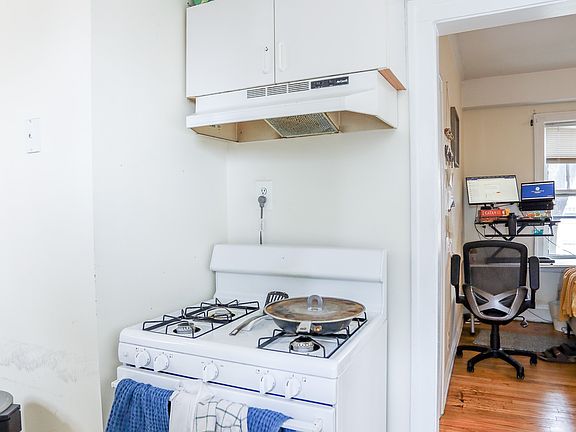 4th image of 3547 N Claremont Ave #2