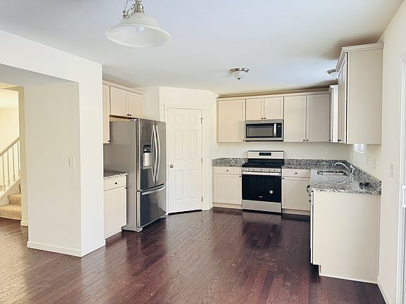 4th image of 2682 Valley Dr