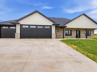 8155 Tegan Dr, Peosta, IA 52068