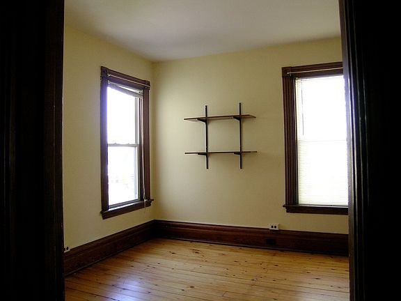 Side bedroom