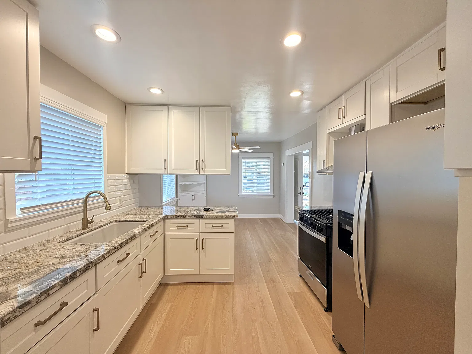3 bed, 1003 sqft, $3,000 — Photo 4