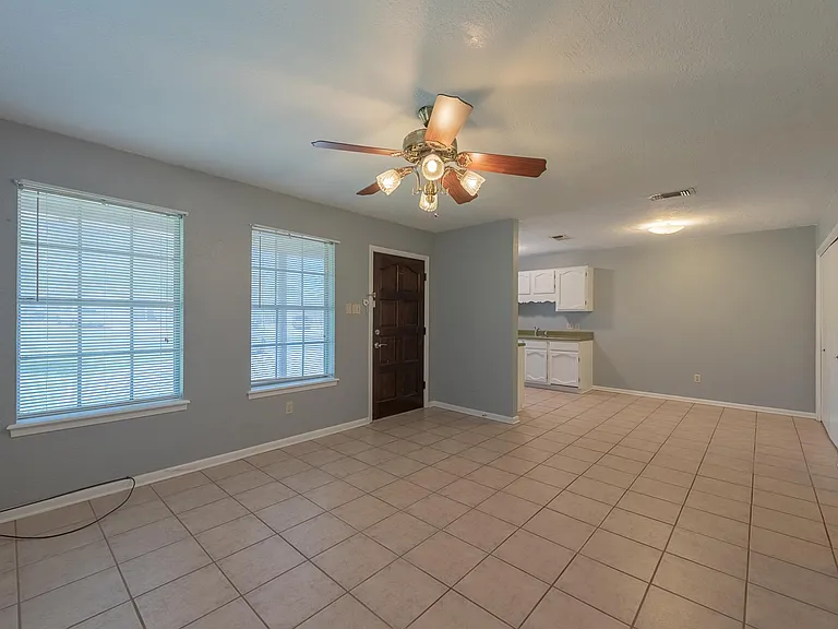 310 Columbia Ct — Photo 2