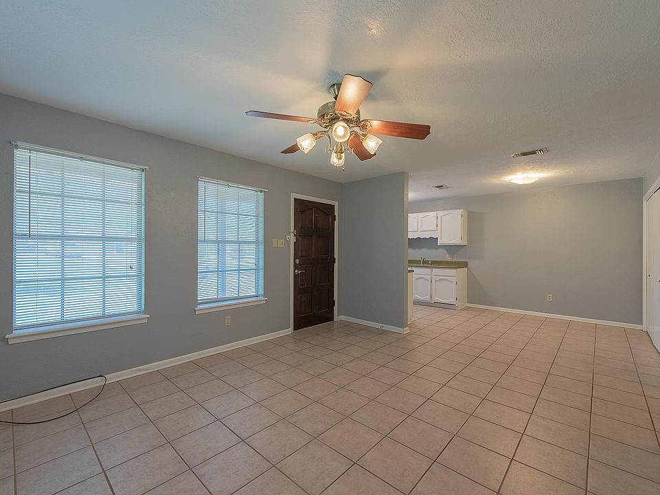 2nd image of 310 Columbia Ct