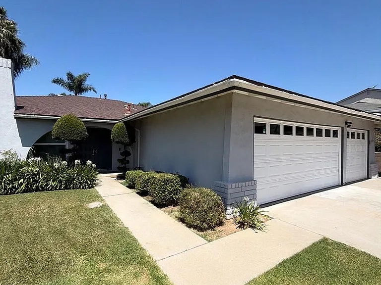 927 Redlen Ave — Photo 1
