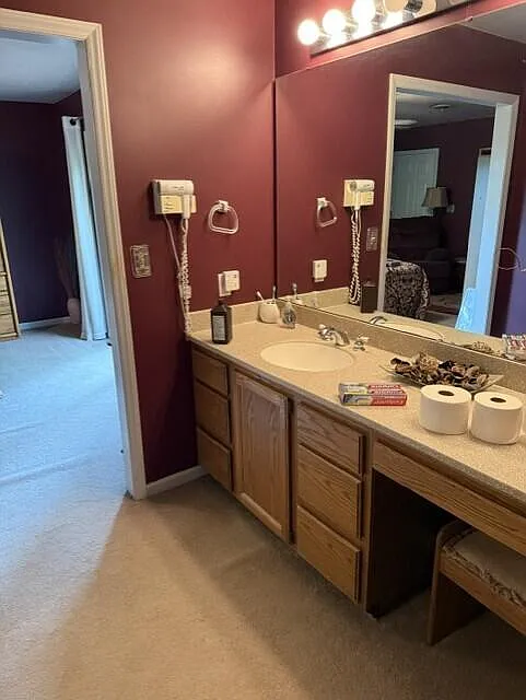 6 bed, 4.5 bath, 5019 sqft, $4,500 — Photo 3