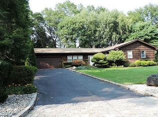 3 Long Bow Ln, Commack, NY 11725