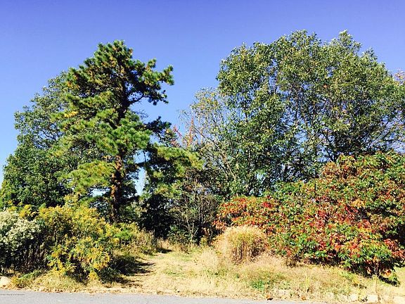 3rd image of 15 Steinbeck Dr