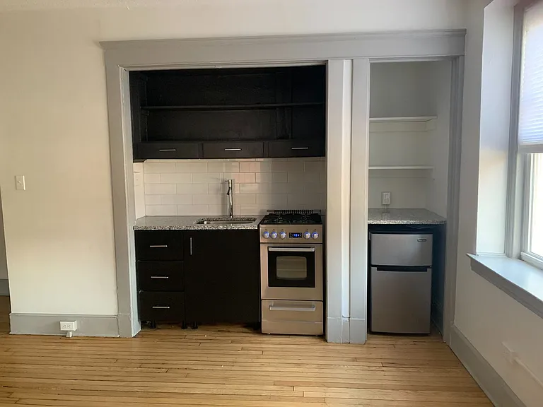 100 Howe Street — Photo 109