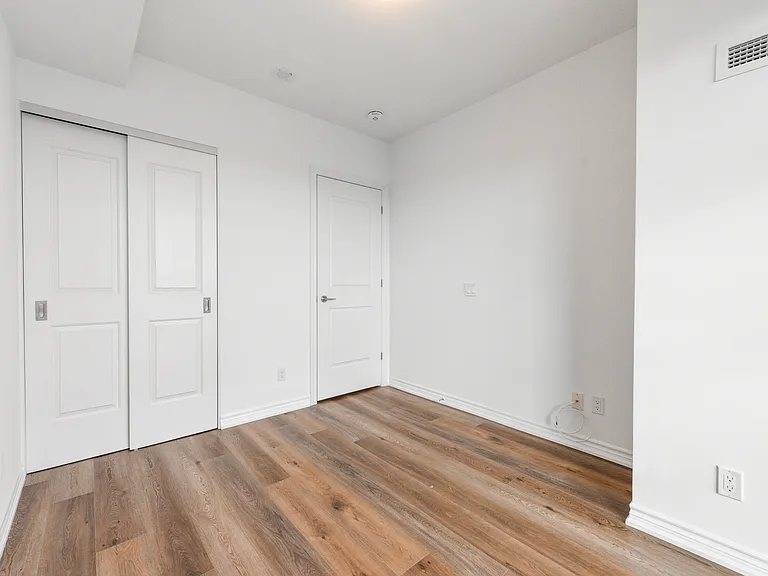 571 Prince Edward Dr N — Photo 11