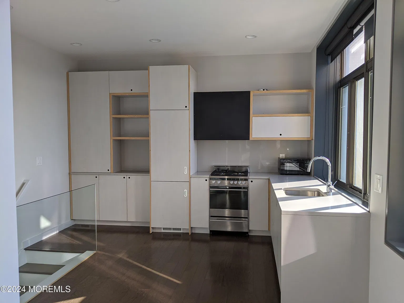 601 Bangs Ave — Photo 4