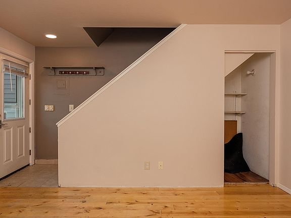 4th image of 1040 Evergreen St