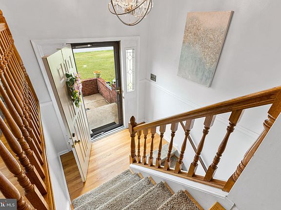 3rd image of 11 White Oak Dr