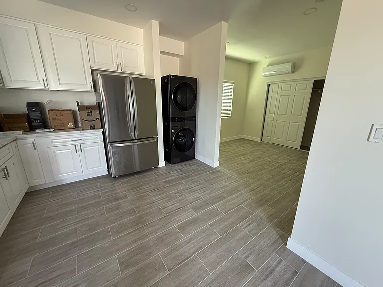 3069 Melbourne Dr — Photo 2