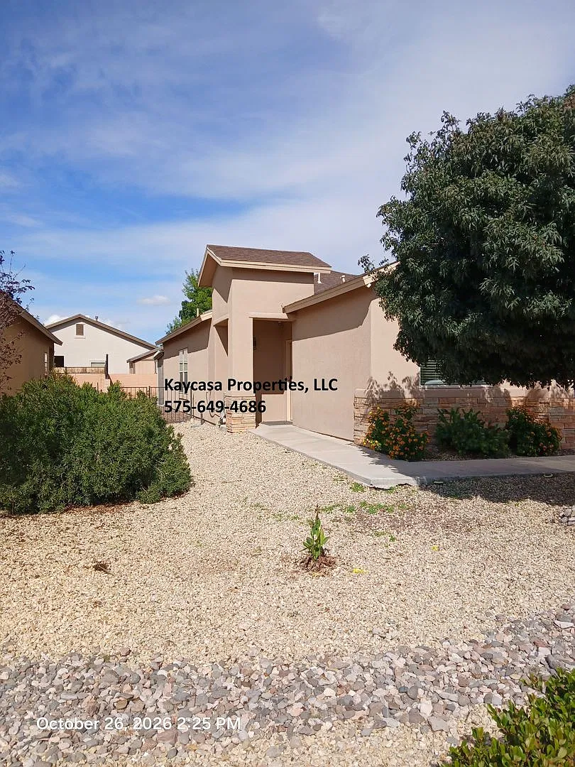 Beautiful Custom Home in Legends West Neighborhood — Photo 2
