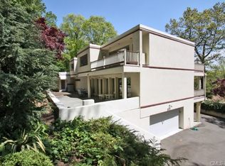 8 Stoneleigh Sq, Fairfield, CT 06825
