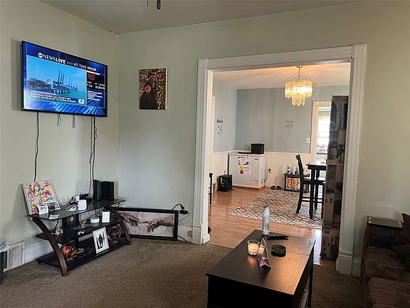 4th image of 944 W 21st St