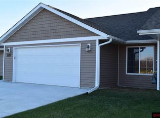 2037 Pratt Cir, Saint Peter, MN 56082