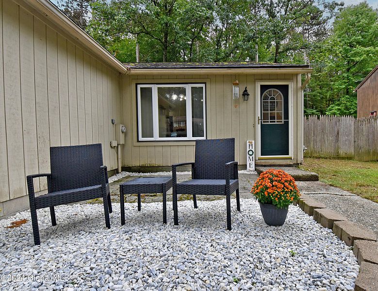 3rd image of 42 Arrowwood Pl