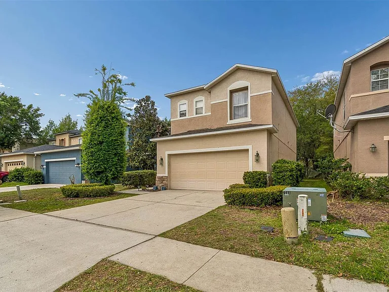 2401 Silvermoss Dr — Photo 3